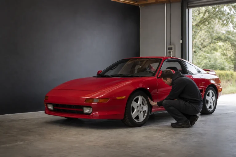 Illustration générée d’une Toyota MR2 rouge dans un atelier